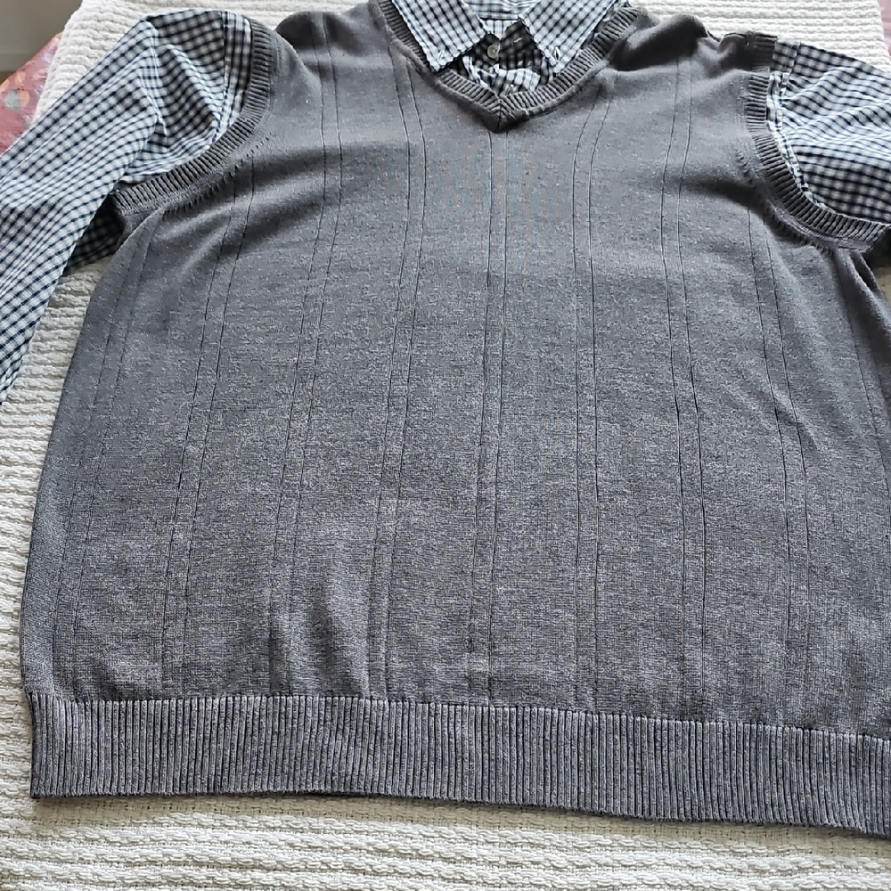 Basic Editions Men's Gray V-Neck Sweater Vest